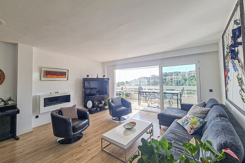 Helles Apartment mit direktem Meerblick in einer Wohnanlage in Cas Catala