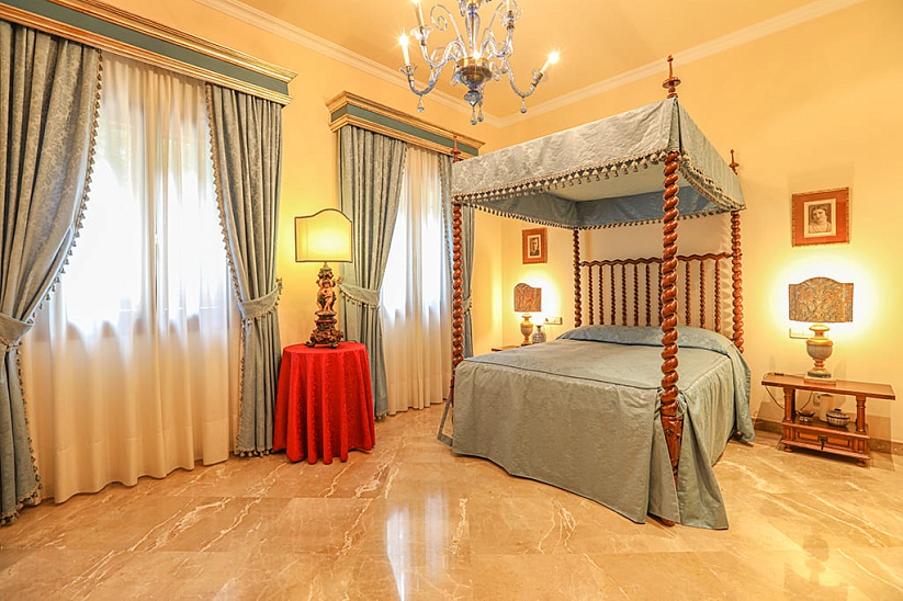 Exklusive klassische Villa an der ersten Seelinie in Son Veri Nou