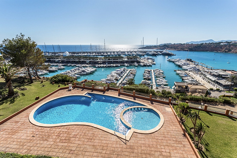 Atemberaubendes Penthouse mit Panoramablick auf das Meer in Port Adriano