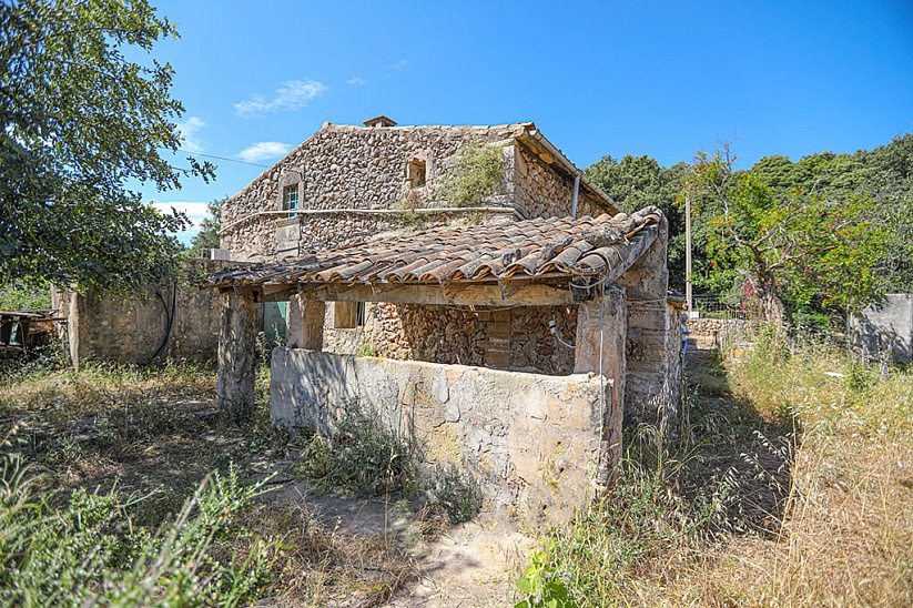 Altes Haus mit einem großen Grundstück in exklusiver Lage in Pollenca