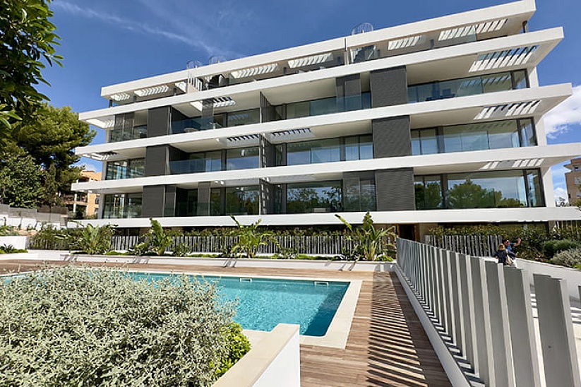 Neues Penthouse in einer modernen Residenz mit Swimmingpool in Cala Mayor