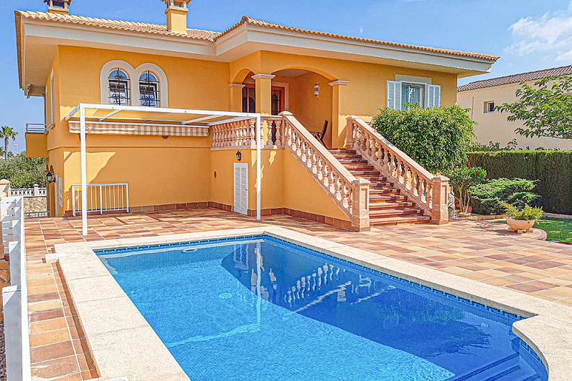 Schöne Villa mit Garten und Pool in Sa Torre