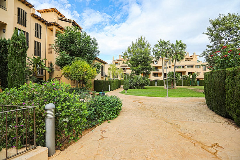 Schöne Wohnung mit Garten in einer schönen Residenz in Puig de Ros