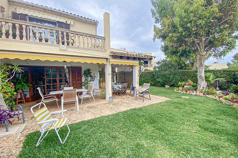 Schönes Familienreihenhaus in beliebter Residenz mit Garten und Pools in Santa Ponsa