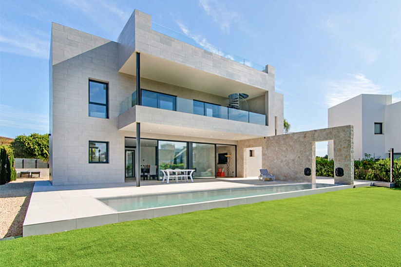 Neue moderne Villa in erster Meereslinie in Puig de Ros
