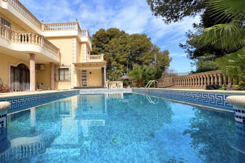 Schöne Familienvilla mit Garten und Pool in Cala Vinyas, Torrenova