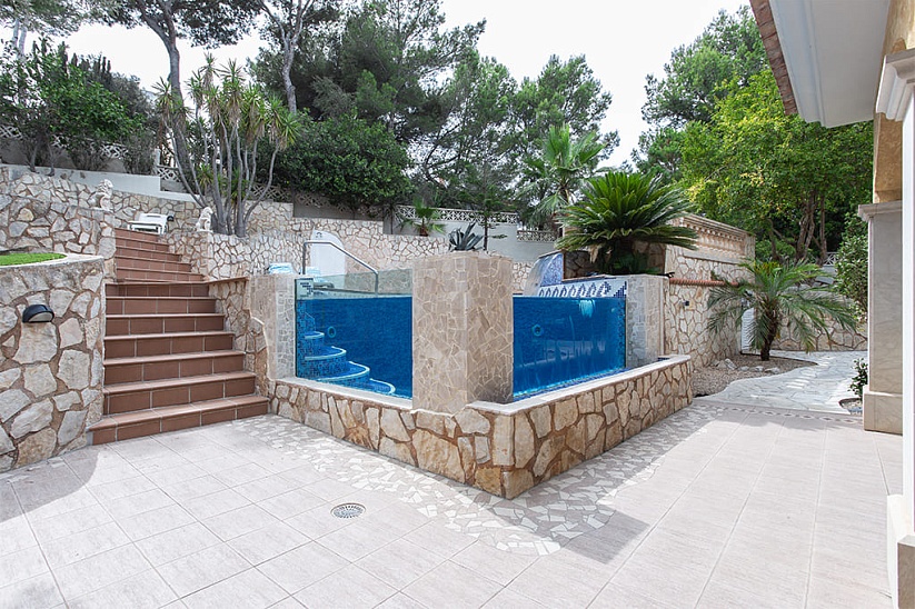 Luxuriöse Villa mit Garten und Pool in einem exklusiven Bereich in El Toro