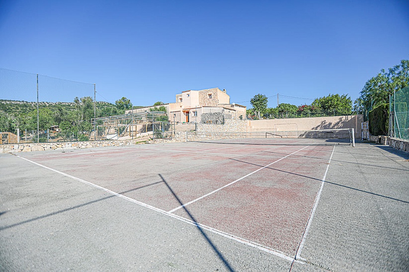 Traditionelle Finca mit Pool und Tennisplatz im Son Macia