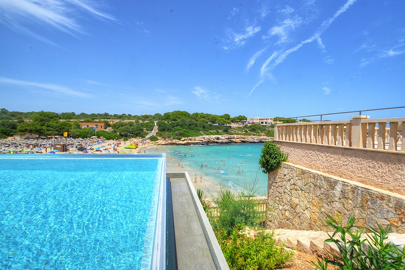 Herrliche Villa, mit Ferienlizenz, direkt am Meer von Cala Marsal