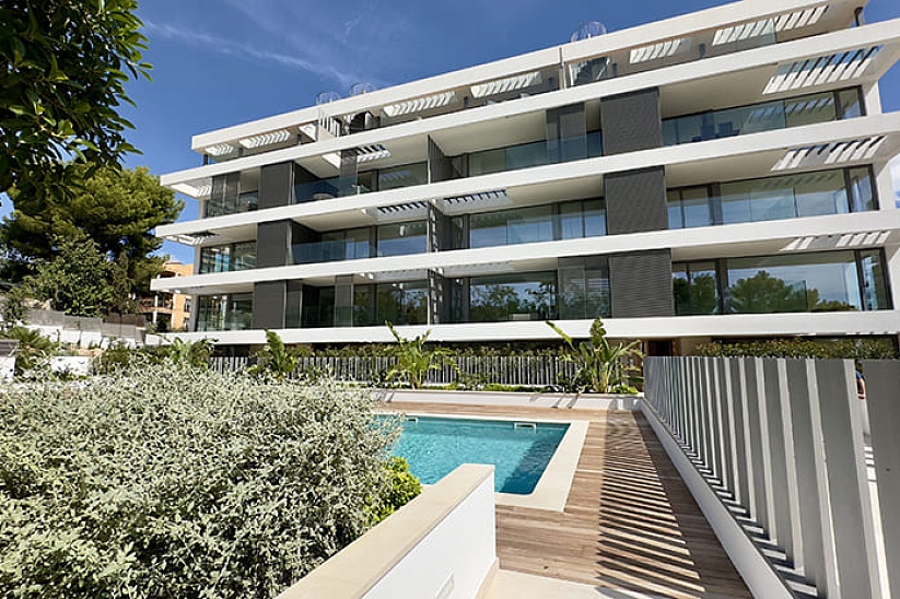 Neue Wohnung in einer modernen Residenz mit Pool in Cala Mayor