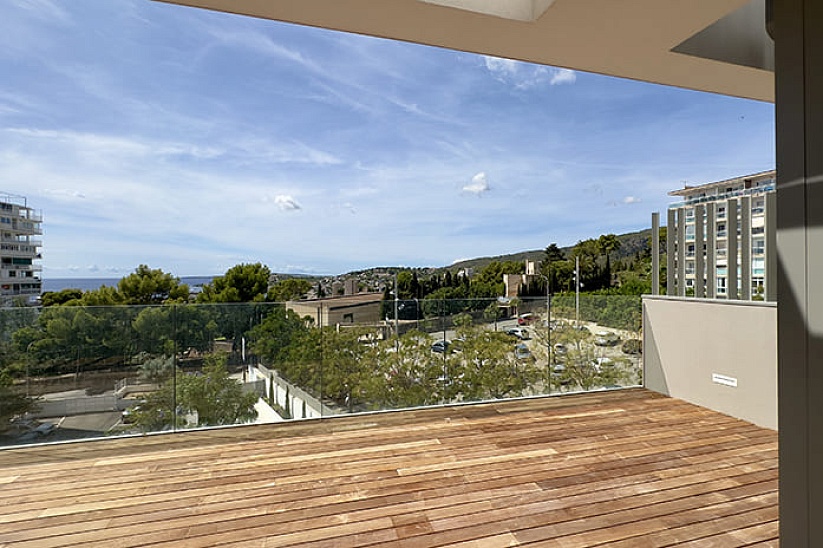 Neues Penthouse in einer modernen Residenz mit Swimmingpool in Cala Mayor