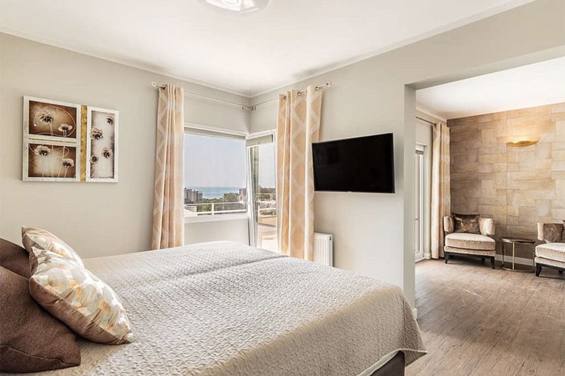 Luxusvilla mit 4 Schlafzimmern und Meerblick in Cas Catala