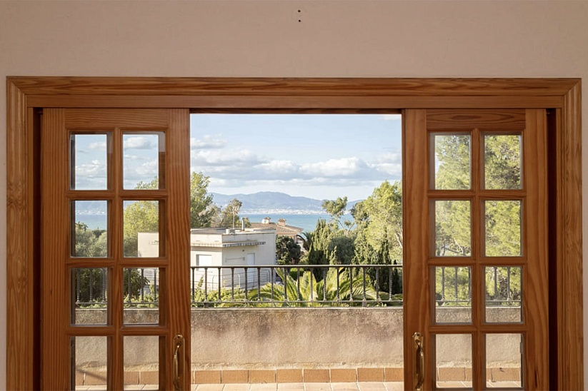 Geräumige Villa mit seitlichem Meerblick in Cala Blava