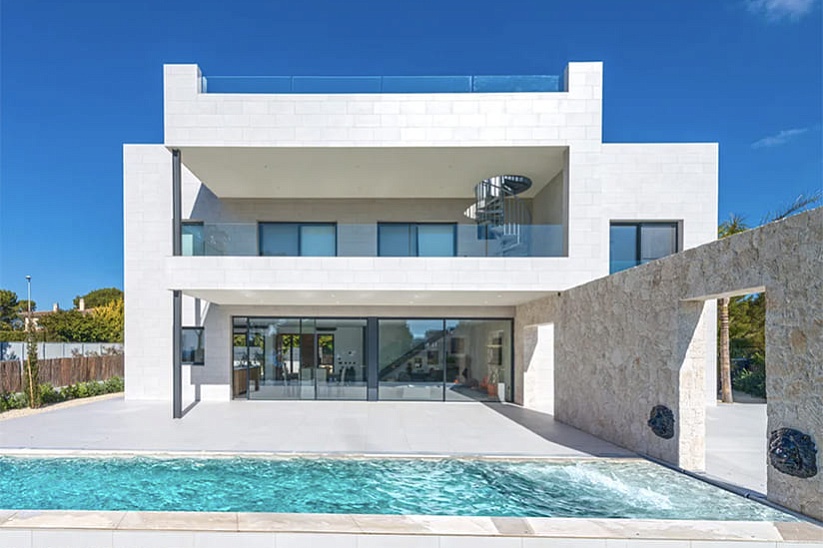 Neue moderne Villa in erster Meereslinie in Puig de Ros