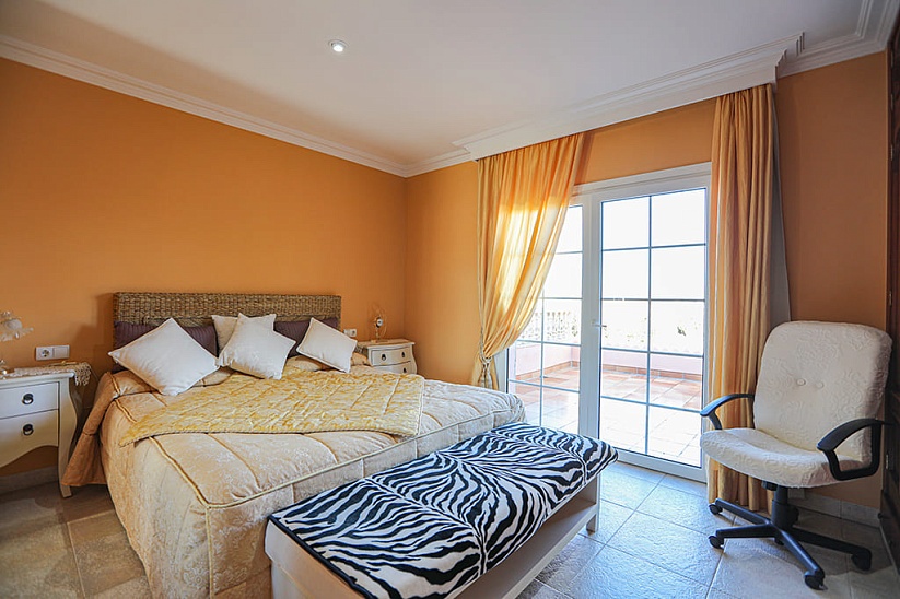 Charmante Villa mit 4 Schlafzimmern in ruhiger Lage direkt am Meer in Sa Torre