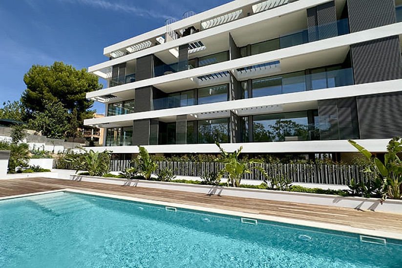 Neues Penthouse in einer modernen Residenz mit Swimmingpool in Cala Mayor