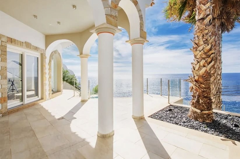Atemberaubende Villa in erster Meereslinie in El Toro