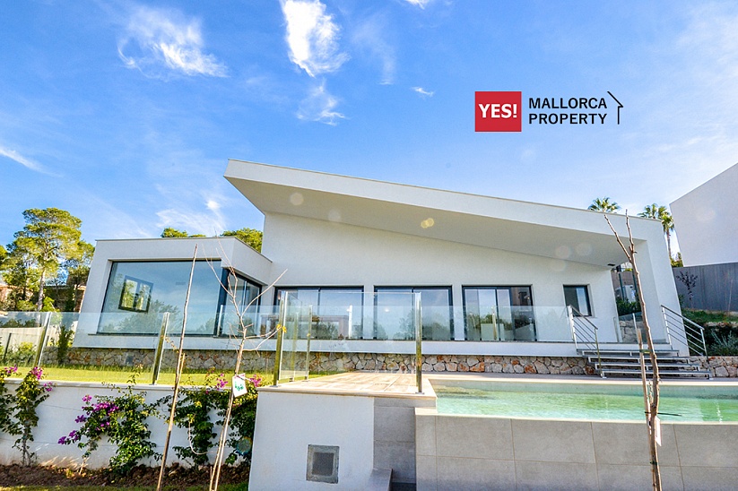 Verkauft wird eine neue Villa in Cala Vinyes (Mallorca). Mit Pool und Garten. Wohnfläche 240 qm