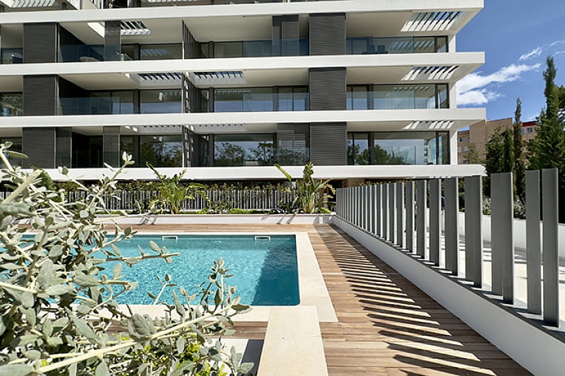 Neue Wohnung in einer modernen Residenz mit Pool in Cala Mayor