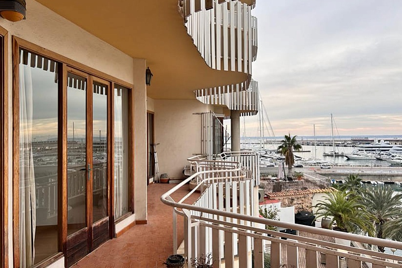 Wunderschöne Wohnung zur Renovierung in erster Meereslinie in Palma