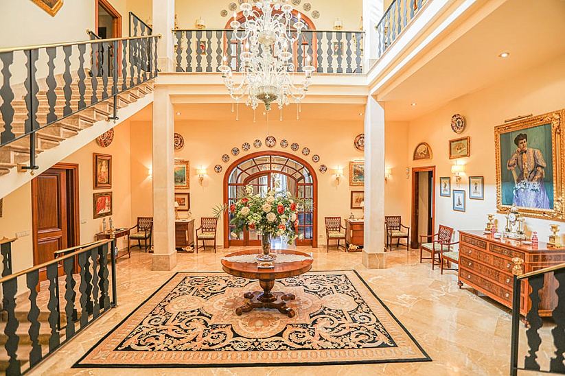 Exklusive klassische Villa an der ersten Seelinie in Son Veri Nou
