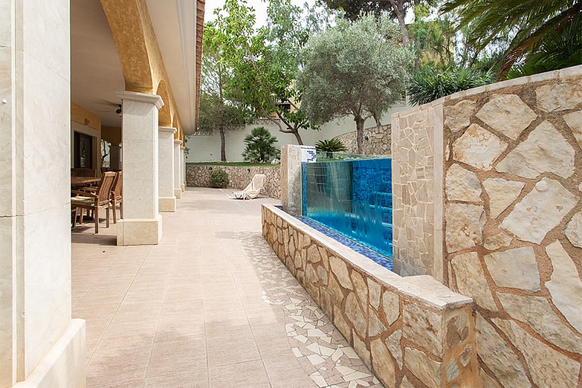 Luxuriöse Villa mit Garten und Pool in einem exklusiven Bereich in El Toro