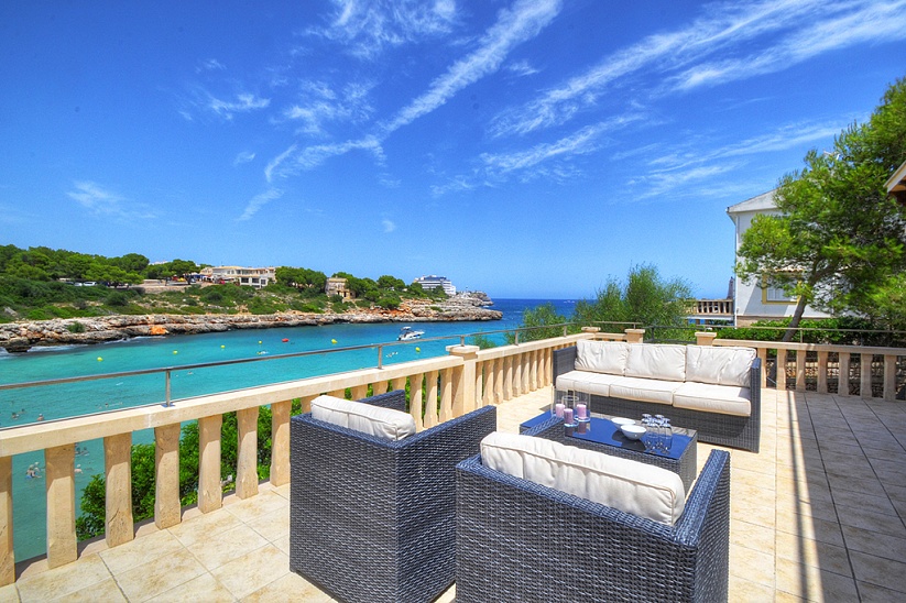 Herrliche Villa, mit Ferienlizenz, direkt am Meer von Cala Marsal