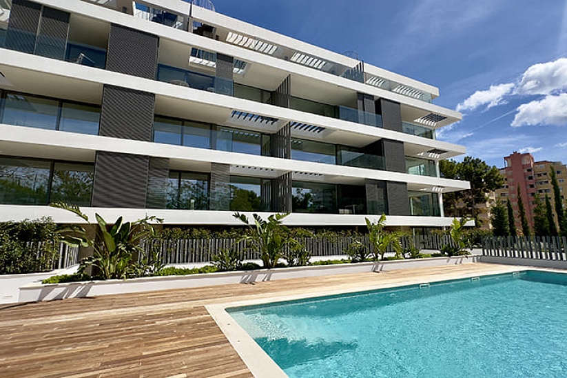 Neues Penthouse in einer modernen Residenz mit Swimmingpool in Cala Mayor