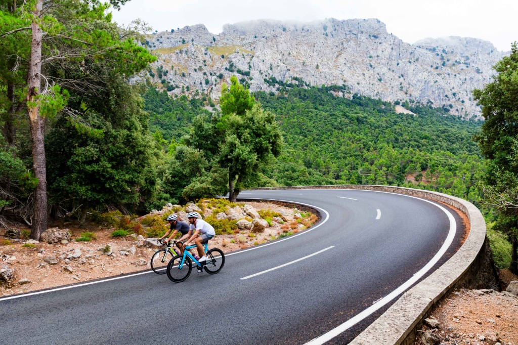 Radfahrer fahren auf den Gipfel des Puig Major auf Mallorca