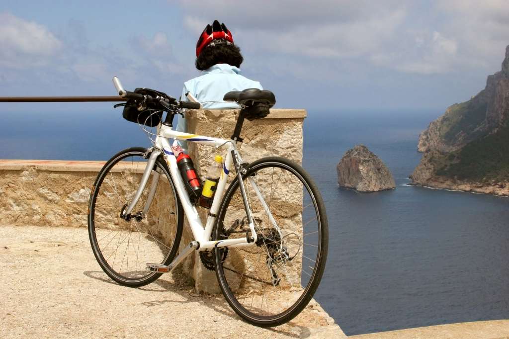 Biker-Siesta am Cabo Formentor, Mallorca, Spanien