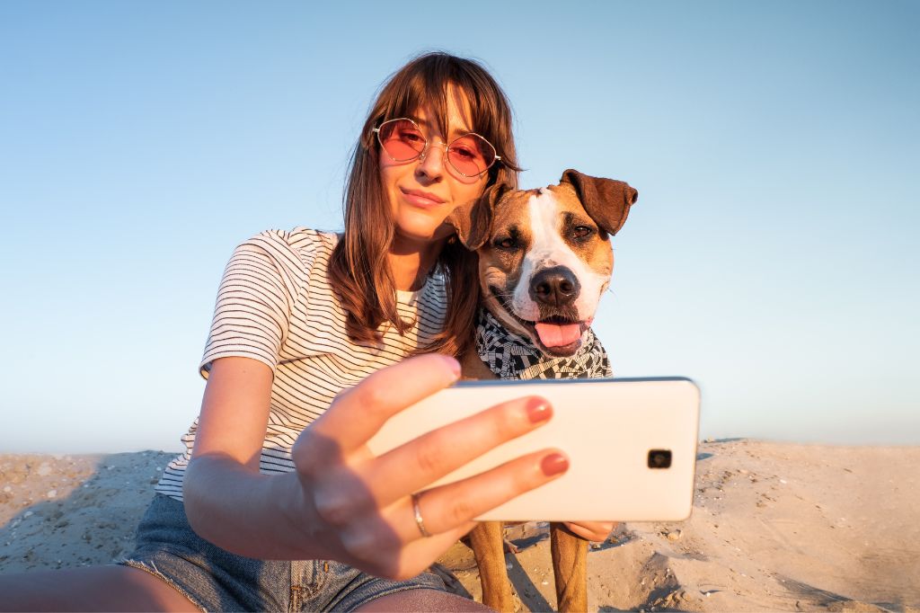 Mädchen mit Hund macht Selfie