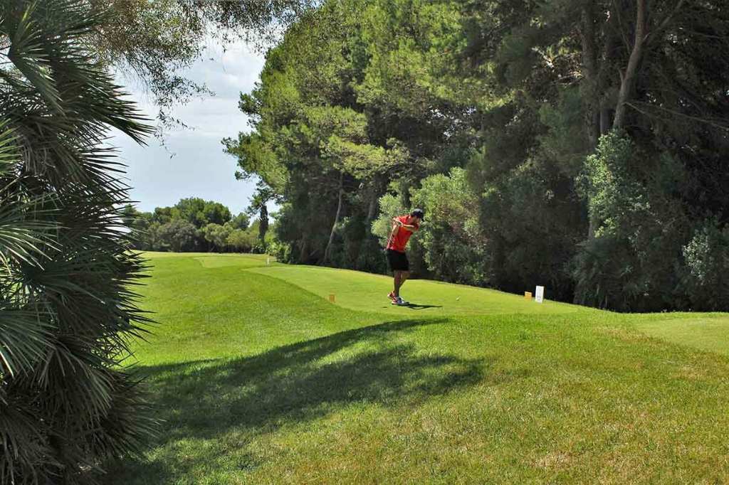Mann spielt Golf im Canyamel Golf Club, Mallorca