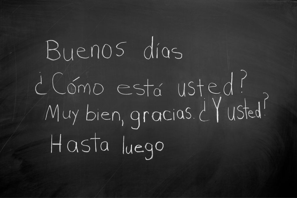 Spanische Sätze mit Kreide auf eine Schultafel geschrieben
