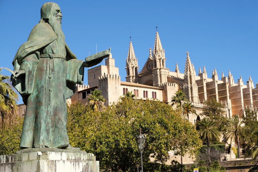 Palma de Mallorca an einem sonnigen Märztag - Seitenansicht der Kathedrale Santa Maria la Seu