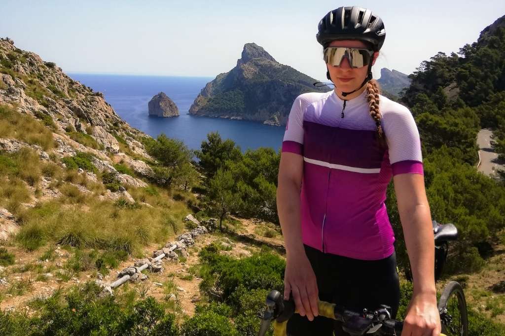 Glückliche Frau Porträt Radfahren rund um Mallorca