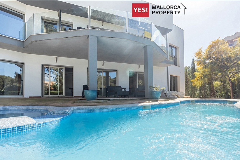 Villa im modernen Stil mit Zugang zum Strand in Cala Vines