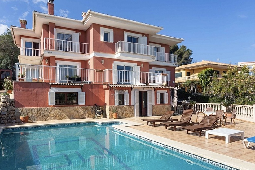 Luxusvilla mit Pool in einer prestigeträchtigen Gegend in Palmanova